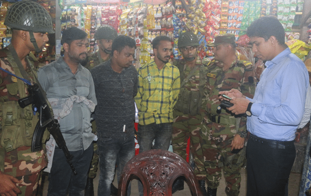 ফেরিপারাপারে নির্ধারিত মূল্যের অতিরিক্ত ভাড়া নেয়ার অপরাধে রাজবাড়ীর দৌলতদিয়া ফেরিঘাটে তিনজনকে আটক করে মোবাইল কোর্টের