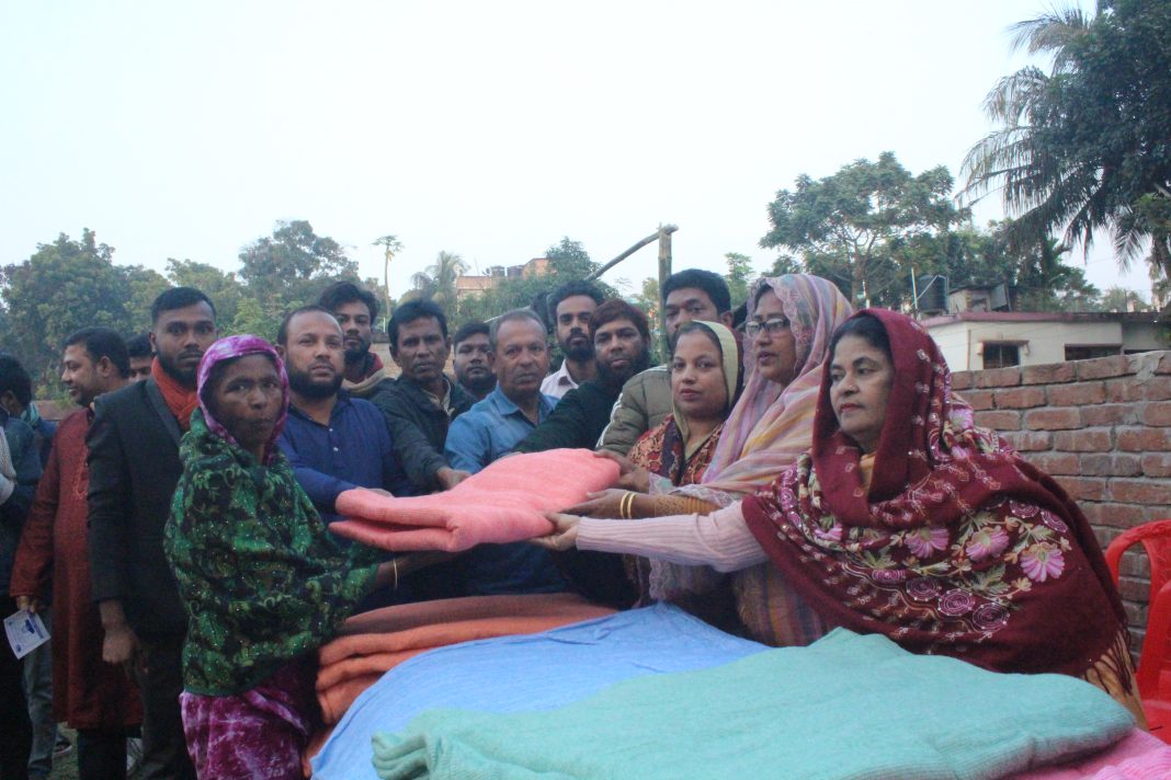 বৃহস্পতিবার (১৯শে ডিসেম্বর) বিকেলে পৌরসভার ৬নং ওয়ার্ড এলাকায় অসহায় মানুষের মাঝে শীত বস্ত্র বিতরণ করা হয়।