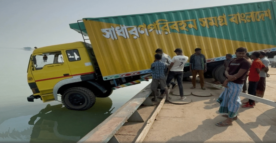 রাজবাড়ীর গোয়ালন্দ উপজেলার দৌলতদিয়া ৭নম্বর ফেরিঘাটে একটি কাভার্ডভ্যান নিয়ন্ত্রণ হারিয়ে পন্টুনে আটকে যায়। ফলে প্রায় ১০ ঘণ্টা বন্ধ ছিল ফেরি চলাচল ।