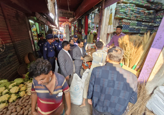 রাজবাড়ীতে নিষিদ্ধ পলথিন মজুতের দায়ে দুই প্রতিষ্ঠান মালিককে মোবাইল কোর্ট পরিচালনা করে মোট বিশ হাজার টাকা জরিমানা করা হয়েছে।