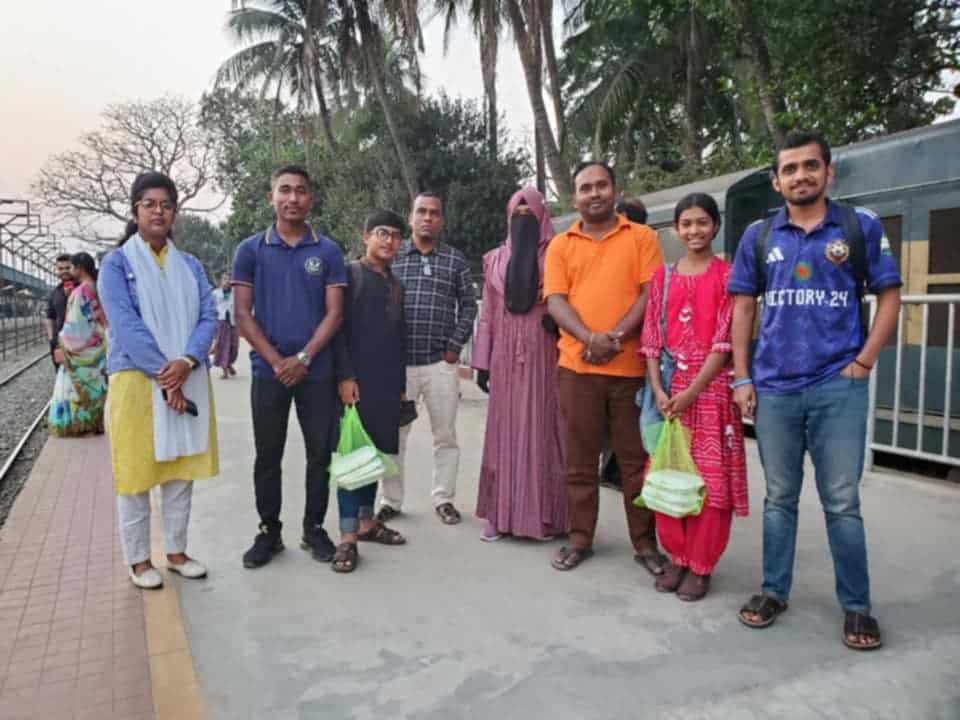 আন্তর্জাতিক মাতৃভাষা দিবস ও শহিদ দিবস উপলক্ষে রাজবাড়ী প্রত্যাশা থিয়েটার আয়োজনে দুস্থদের মাঝে খাবার প্রদান করা হয়েছে।