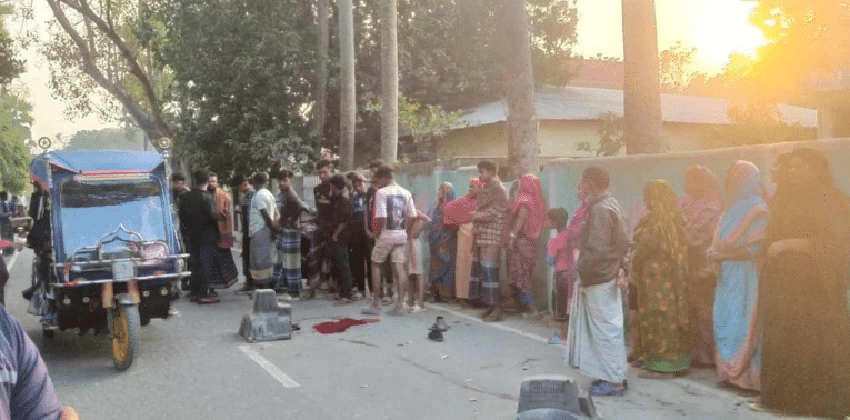 ইজিবাইকের সাথে মোটরসাইকেলের সংঘর্ষ- নিহত ২