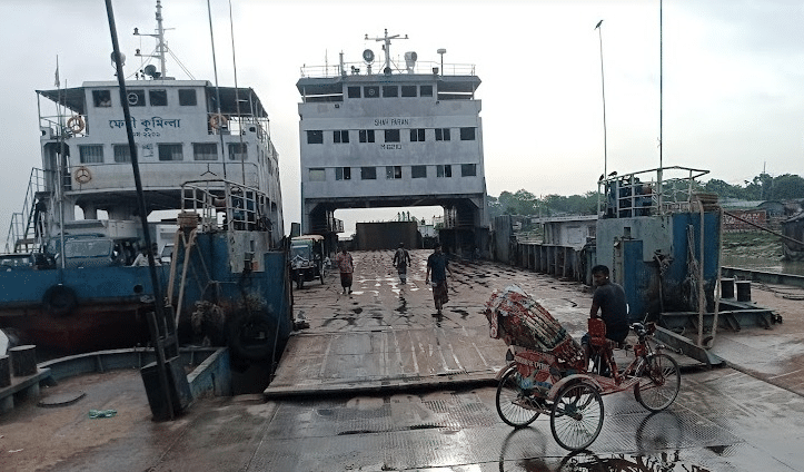 ঘন কুয়াশার কারণে পাঁচ ঘণ্টা বন্ধ থাকার পর রাজবাড়ীর দৌলতদিয়া-পাটুরিয়া নৌরুটে ফেরি চলাচল পুনরায় স্বাভাবিক হয়েছে ।