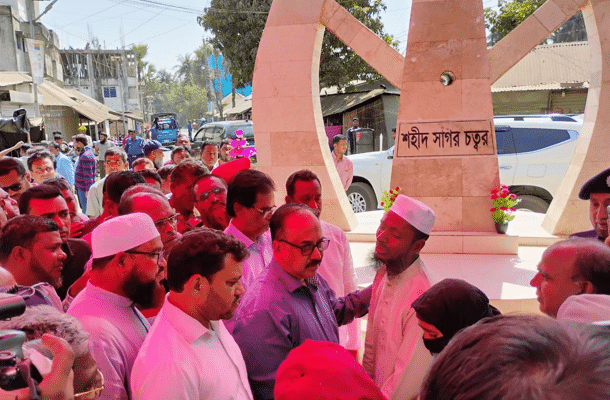 বৃহস্পতিবার (৬ই মার্চ) দুপুরে বালিয়াকান্দি ওবদার মোড়ে বৈষম্য বিরোধী ছাত্র আন্দোলনে ঢাকায় নিহত সাগরের নামে শহীদ সাগর চত্বর উদ্ধোধন করেন। এরপর বালিয়াকান্দি