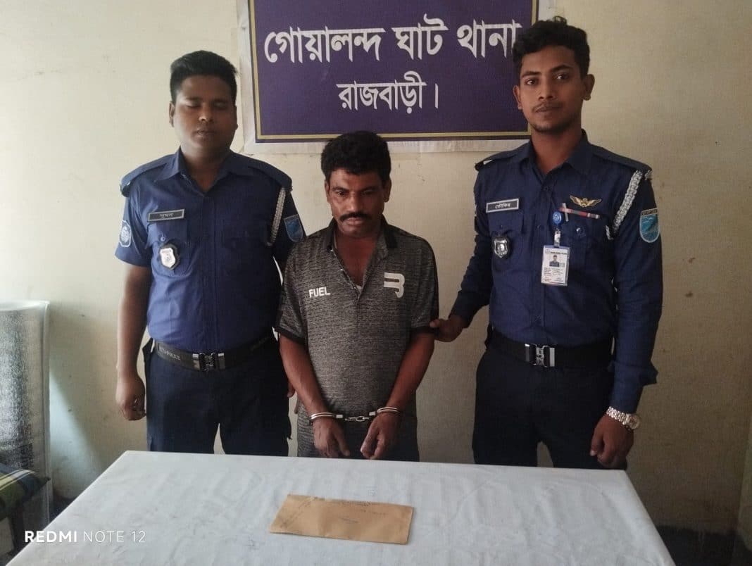রাজবাড়ীর দৌলতদিয়া-পাটুরিয়া নৌরুটের ফেরিতে সক্রিয় জুয়ারি চক্রের অন্যতম হোতা মো. আজগর শেখ (৪০) কে ৭৫ পুরিয়া হেরোইনসহ গ্রেপ্তার করেছে গোয়ালন্দ থানা পুলিশ।