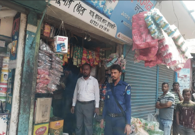 তদারকি কার্যক্রম পরিচালনাকালে সদর উপজেলার সদর পৌর বাজার ও বড় বাজার এলাকায় বিভিন্ন পণ্যের পাইকারী ও খুচরা বিক্রয় প্রতিষ্ঠানে তদারকি কার্যক্রম পরিচালনা করা হয়। বাজার তদারকি কার্যক্রম পরিচালনাকালে