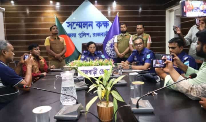 রাজবাড়ীতে আন্তঃজেলা শীর্ষ ডাকাত সরদার খোরশেদ ওরফে বোমা খোরশেদ(৫৯)কে ডাকাতির লুন্ঠিত টাকা ও স্বর্ণালংকারসহ গ্রেফতার রাজবাড়ী জেলা গোয়েন্দা শাখা (ডিবি) পুলিশ।গ্রেফতার খোরশেদ