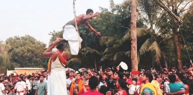 শত শত বছরের ঐতিহ্যবাহী এই মেলার প্রধান আকর্ষণ হলো চরক ঘুরিয়ে পিঠে চরকা বেঁধে ঘোরানো। স্থানীয়দের পাশাপাশি রাজবাড়ী ও আশেপাশের