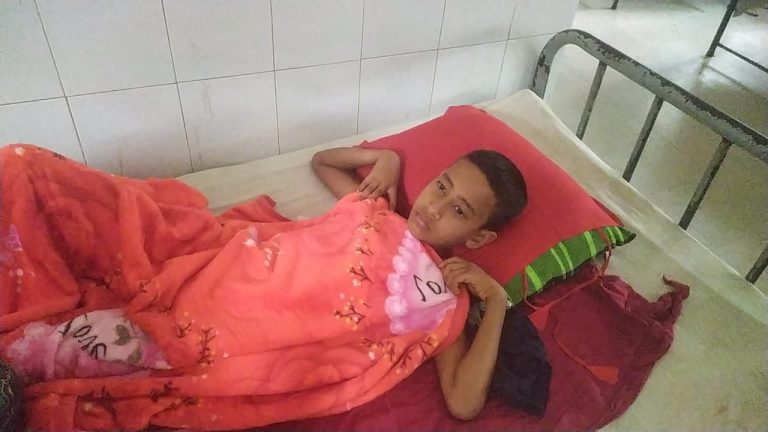 আম পারা কে কেন্দ্র করে পাংশায় এক শিশুশিক্ষার্থীকে গাছের সঙ্গে বেঁধে অমানবিক নির্যাতনের অভিযোগ উঠেছে। (১৫ এপ্রিল) বিকেলে পাংশা উপজেলার