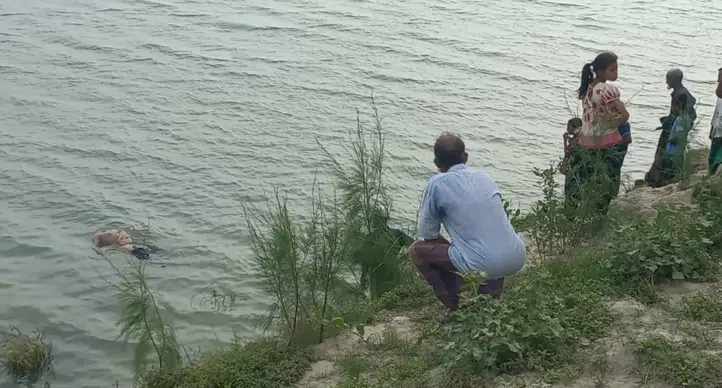 রাজবাড়ীর পদ্মা নদী থেকে ভাসমান অবস্থায় একটি মস্তক বিহীন মরদেহ উদ্ধার করেছে নৌ পুলিশ। রোববার(২৭ এপ্রিল) সকালে জেলার অন্তার মোড় নামক এলাকায় পদ্মা নদী থেকে মরদেহটি উদ্ধার করা হয়। মরদেহটি জিহাদ নামে জাহাজ শ্রমিকের বলে দাবী করেছেন স্বজনেরা।