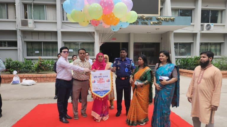 '' নিয়মিত ভূমি উন্নয়ন কর প্রদান করি , নিজের জমি সুরক্ষিত রাখি '' - প্রতিপাদ্যে রাজবাড়ীতে ভূমি সেবা উপলক্ষে ভূমি মেলার উদ্বোধন করা হয়েছে । রবিবার (২৫ মে) সকালে রাজবাড়ী সদর উপজেলা পরিষদের সামনে বেলুন ও পায়রা উড়িয়ে