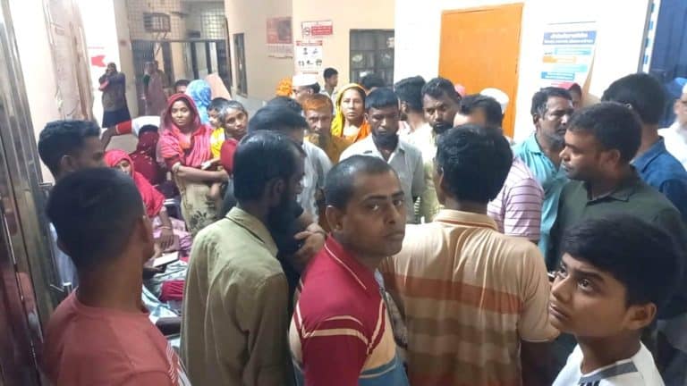 রাজবাড়ীতে ট্রাক ও মোটরসাইকেলের মুখোমুখি সংঘর্ষে আল আমিন সরদার (২২) নামে এক শ্রমিক নিহত হয়েছেন। এ সময় গুরুতর আহত হয়েছেন আরও ২ জন। বুধবার (১৪ মে) দুপুরে রাজবাড়ী আঞ্চলিক মহাসড়কের আহলাদিপুরে রাজবাড়ী জুট মিলের সামনে এ দুর্ঘটনা ঘটে। দুর্ঘটনার পরপরই ঘাতক ট্রাকটি ফেলে রেখে পালিয়ে যায়চালক ।