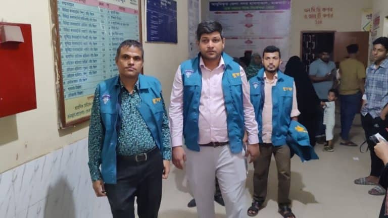 রাজবাড়ী সদর হাসপাতালে নানা অনিয়মের অভিযোগের ভিত্তিতে আকস্মিক অভিযান পরিচালনা করে দুর্নীতি দমন কমিশন (দুদক)। এ সময় ৩২ জন চিকিৎসকের মধ্যে