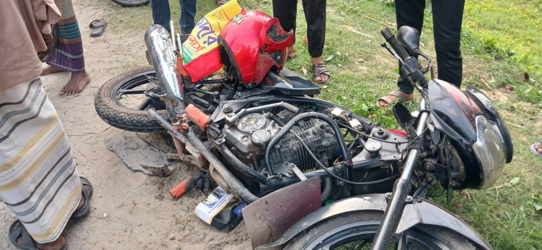 রাজবাড়ীর পাংশা উপজেলায় হালখাতা শেষে বাড়ি ফেরার পথে ড্রাম ট্রাকের সঙ্গে মুখোমুখি সংঘর্ষে মোটরসাইকেল আরোহী দুই জুয়েলার্স ব্যবসায়ী নিহত হয়েছেন।