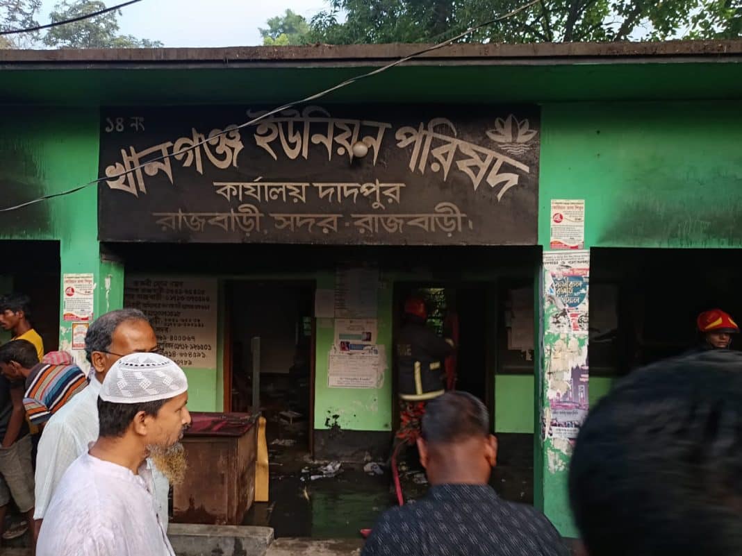 ডিজিটাল সেন্টারের পরিচালক কাজী আবু শাহিন বলেন, ‘ভোর ৫টা ৮ মিনিটে স্থানীয় জহুরুল চাচা ফোন করে আগুন লাগার খবর দেন। আমি তাৎক্ষণিকভাবে রাজবাড়ী ফায়ার সার্ভিসে যোগাযোগ