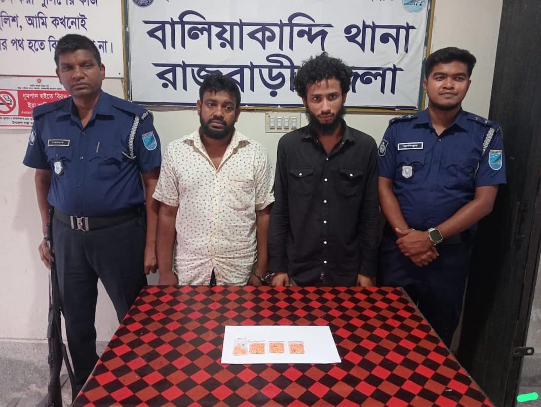 রাজবাড়ীর বালিয়াকান্দি থানা পুলিশের অভিযানে ৩৪০ পিচ ইয়াবা ট্যাবলেট সহ ২ দুই জন কে গ্রেফতার করা হয়েছে । গ্রেতারকৃতরা হলেন, বালিয়াকান্দি জামালপুরের আলোকদিয়া