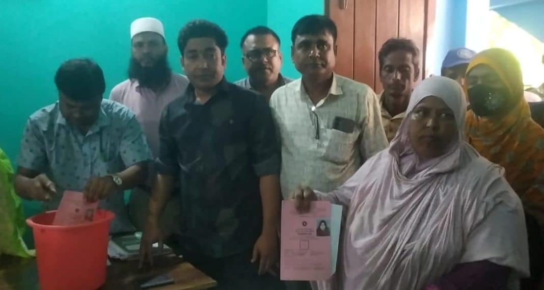 রাজবাড়ীর পাংশা উপজেলার বাহাদুরপুরে মহিলা ও শিশু বিষয়ক মন্ত্রণালয়ের ভিডব্লিউবি এর ২০২৩-২৪ অর্থ বছরে মাসে ৩০ কেজি হারে প্রতি