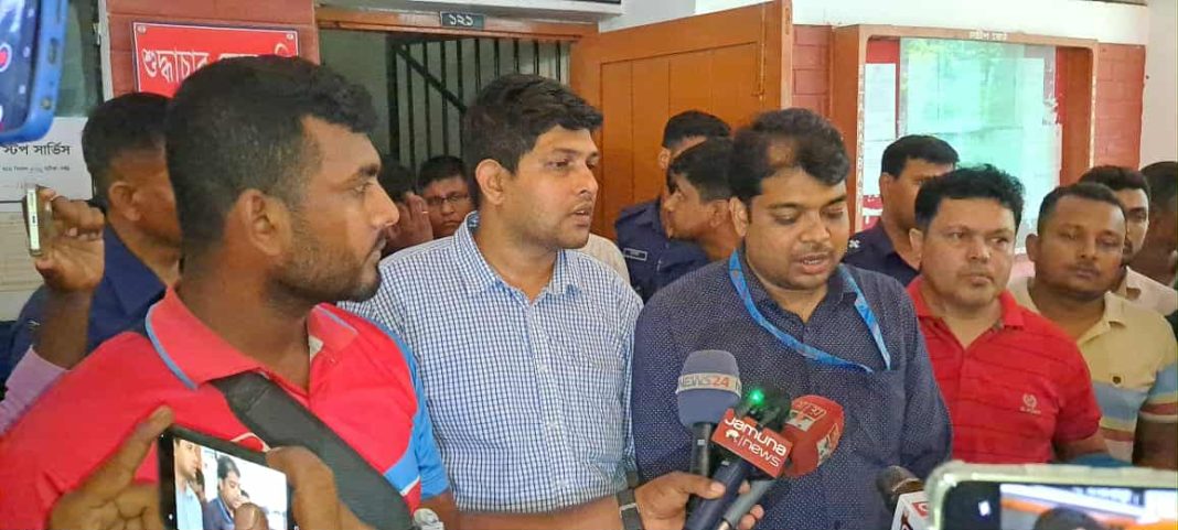 রাজবাড়ীতে বিআরটিএ কার্যালয়ে অনিয়ম ও দুর্নীতির বিরুদ্ধে অভিযান পরিচালনা করে গ্রাহকদের কাছ থেকে টাকা নেয়ার সময় চার জনকে হাতেনাতে আটক করেছে দুর্নীতি দমন কমিশন (দুদক)।
