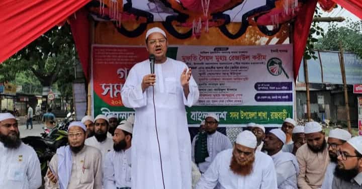 ইসলামী আন্দোলন বাংলাদেশের আমির ও চরমোনাই পীর মুফতী রেজাউল করীম বলেছেন, আমাদের মাহফুজ, আমাদের উপদেষ্টা সে ওখানে গিয়েছিল ছাত্রদের কথা শোনার জন্য। কিন্তু তার