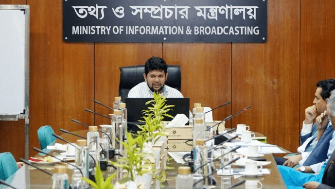 তথ্য ও সম্প্রচার উপদেষ্টা মো. মাহফুজ আলম বলেছেন, সরকার সংবাদপত্রের মধ্যে ইতিবাচক প্রতিদ্বন্দ্বিতা দেখতে চায়। এখনো সংবাদপত্র শিল্পে বেশ কিছু নেতিবাচক চর্চা রয়েছে। এসব নেতিবাচক চর্চা বন্ধ করতে হবে।