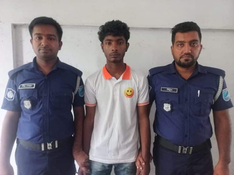 রাজবাড়ী সদর উপজেলার বসন্তপুরের রাজাপুরের ভ্যান চালক রুপল হত্যার মামলার আসামী শিুশু আসামী মোঃ আবির হোসেন ওরফে অন্তর বিশ্বাসকে ফরিদপুর জেলার বোয়ালমারী থানা এলাকায় বোয়ালমারী থানা পুলিশের সহাতায় আটক করা হয়েছে ।