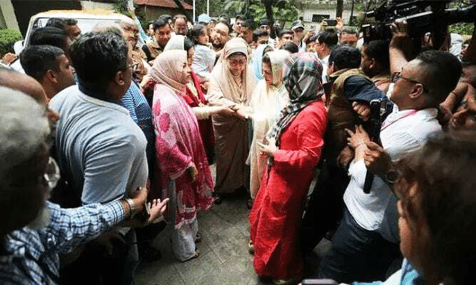 যুক্তরাজ্যের লন্ডনে উন্নত চিকিৎসা এবং পারিবারিক আবহে দীর্ঘ চার মাস অবস্থান শেষে মানসিক প্রশান্তি নিয়ে দেশে ফিরেছেন বিএনপির চেয়ারপার্সন ও সাবেক প্রধানমন্ত্রী বেগম খালেদা জিয়া। দলীয়