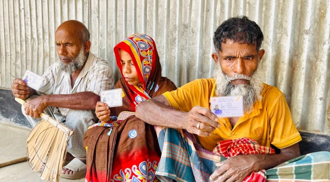 রাজবাড়ীর পাংশা উপজেলার হাবাসপুর ইউনিয়নের চরঝিকুরি মধ্য পারা গ্রামের মৃত আফতাব উদ্দিন সাহার পরিবারের তিনজন জন্ম থেকে অন্ধ তারা দেখেনি পৃথিবীর আলো দেখতে পায়নি এই পৃথিবীতে বেঁচে থাকা