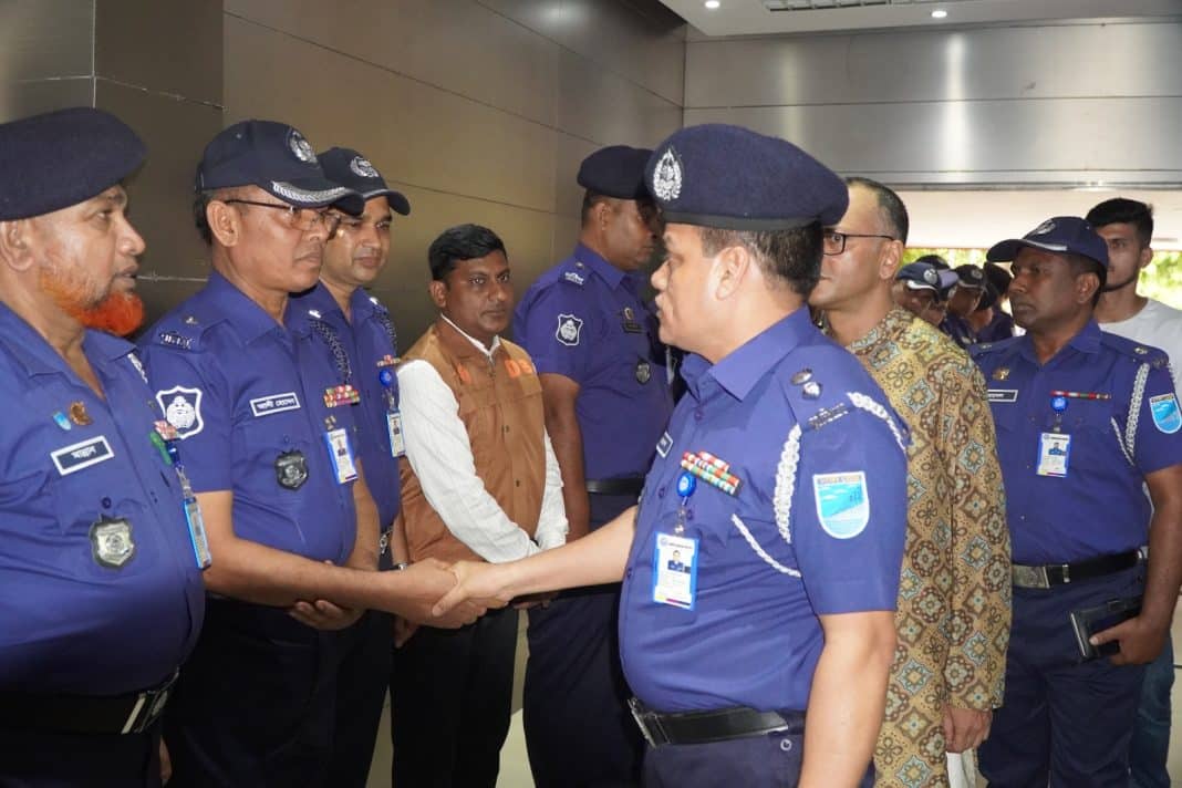 রাজবাড়ী জেলার নতুন পুলিশ সুপার (এসপি) হিসেবে যোগদান করেছেন পুলিশ মো. কামরুল ইসলাম। সোমবার (১২মে) বিকেল ৪টায় রাজবাড়ীতে যোগদান করেন ।