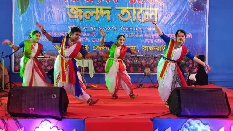 "বাংলার সং‌স্কৃ‌তি,আমার প্রতিকৃ‌তি "এই স্লোগানে উদযাপিত হলো রাজবাড়ী‌তে বর্ষা উৎসব। ‌শুক্রবার (২০জুন) বিকা‌লে জেলা প্রশাস‌নের আ‌য়োজ‌নে গোদার বাজার এলাকায় পদ্মা পা‌ড়ে নির্মিত পদ্ম পুল‌কে বর্ষা বরণ উৎসব পালন করা হয়।