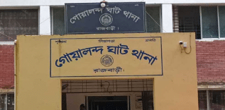 রাজবাড়ীর গোয়ালন্দ উপজেলার দৌলতদিয়া যৌনপল্লীর দোকানী নজরুল বেপারী (৩২) কে কুপিয়ে হত্যা করা হয়েছে। তাঁর শরীরে ধারালো অস্ত্রের একাধিক আঘাতের চিহ্ন পাওয়া গেছে। নিহত নজরুল বেপারী