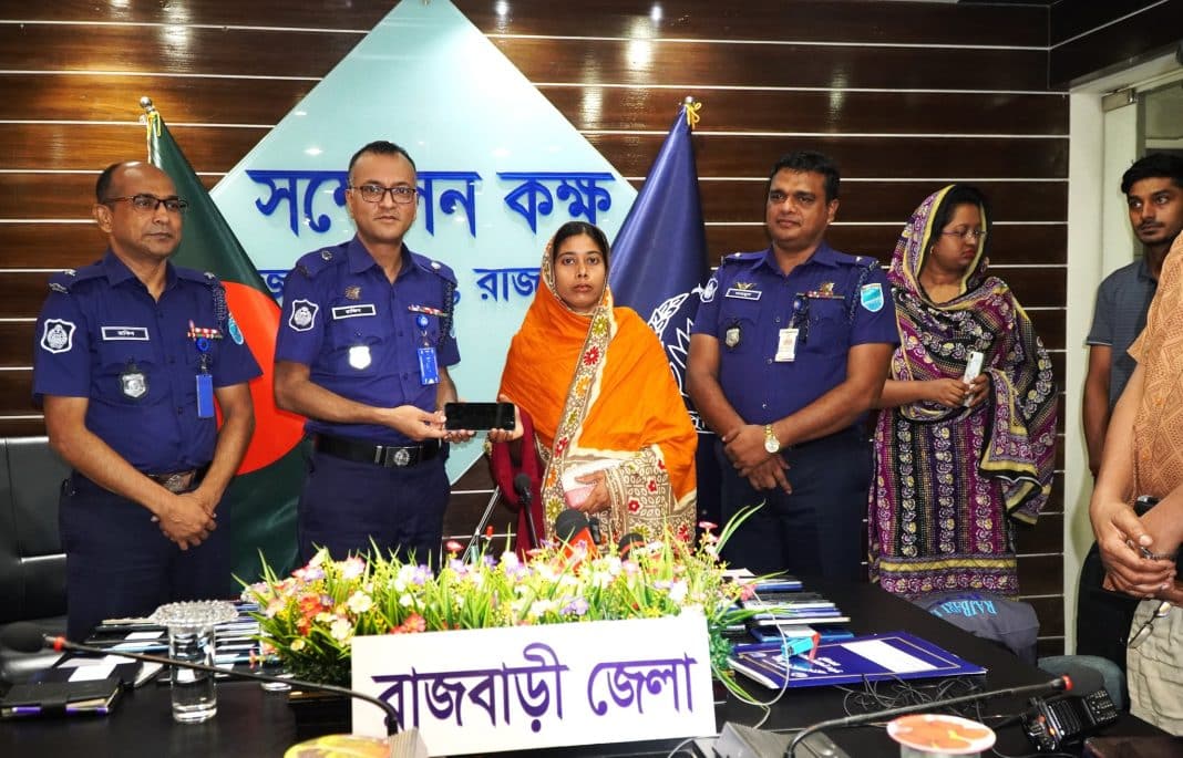 রাজবাড়ী থেকে বিভিন্ন সময় গ্রাহকের হারিয়ে যাওয়া মোট ৬৬ টি বিভিন্ন ব্রান্ডের মোবাইল জিডি মূলে উদ্ধার করে প্রকৃত মালিকের হাতে হস্তান্তর করেছে জেলা পুলিশ ।