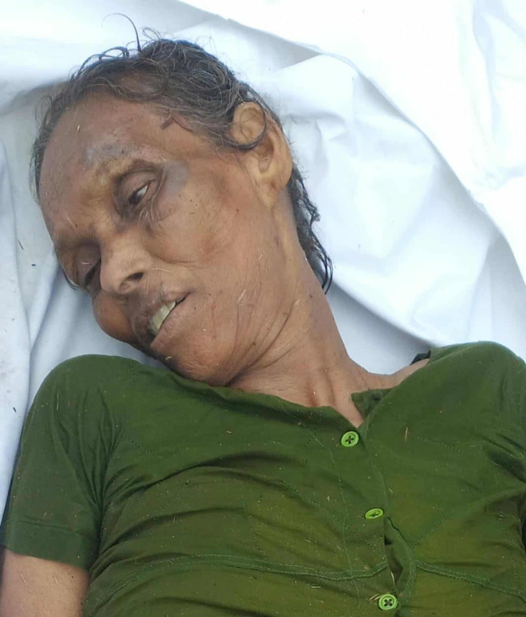 রাজবাড়ীর কালুখালীতে উদ্ধারকৃত অজ্ঞাত বৃদ্ধা মহিলা অবশেষে মারা গেছেন। শুক্রবার ভোর রাতে রাজবাড়ী-কুষ্টিয়া আঞ্চলিক মহাসড়কের পাংশা উপজেলার আফরা নামক স্থানে সড়কের পাশে অসুস্থ অবস্থায় ওই নারীকে পড়ে থাকতে দেখেন পাংশা হাইওয়ে থানার টহলরত পুলিশ সদস্যরা।