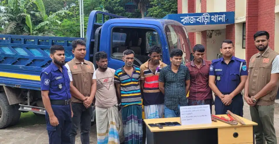 রাজবাড়ী সদর উপজেলার চন্দনী ইউনিয়নে এক ব্যবসায়ীর বাড়িতে সংঘবদ্ধ ডাকাতির ঘটনায় আন্তঃজেলা ডাকাত দলের ৫ সদস্যকে গ্রেফতার করেছে রাজবাড়ী জেলা পুলিশ। টানা ৩৬ ঘণ্টার