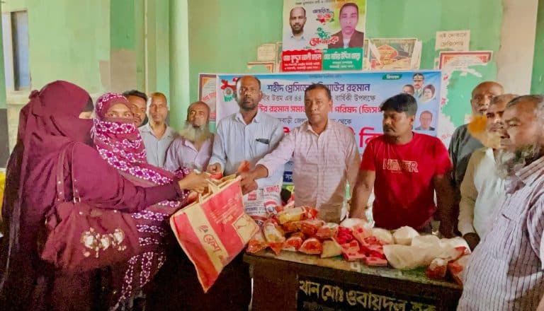রাজবাড়ীর পাংশায় জিয়াউর রহমান সমাজ কল্যান পরিষদ (জিসপ) এর উদ্যোগে ঈদ সামগ্রী বিতরণ।