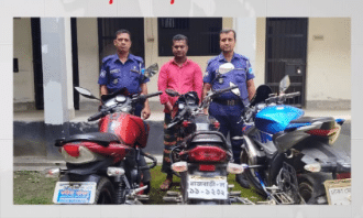 রাজবাড়ীর বালিয়াকান্দি থানা পুলিশের অভিযানে ৩টি চোরাই মোটরসাইকেল উদ্ধার করা হয়েছে । এ সময় সুকচাঁদ বিশ্বাস(৩৬) নামে একজন কে গ্রেফতার করা হয়েছে।