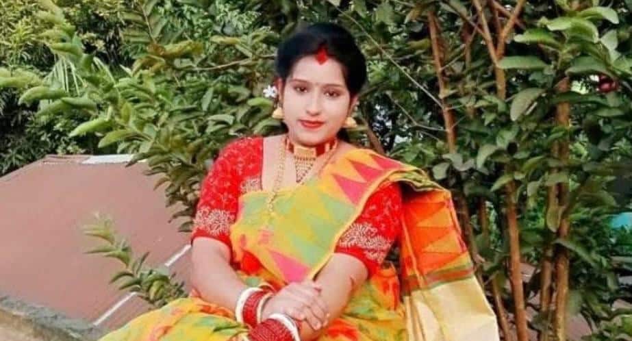 রাজবাড়ীর পাংশায় পরকীয়া প্রেমের টানে ঢাকা যাওয়ার উদ্দেশ্যে গত বুধবার (১১জুন) রাত ৯টার দিকে স্বামীর বাড়ি থেকে সকলের অগোচরে বেরিয়ে যান দুই সন্তানের