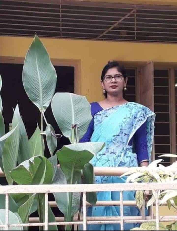 কবিতা এখন আমার আকাশ জুড়ে বৃষ্টি দুপুর দিন তোমার কাছে রেখে ছিলাম ভালবাসার ঋণ মুখ লুকিয়ে আকাশ কাঁদে স্বপ্ন বিভোর সেই সেই যে কবে মন হারিয়ে আমার আমিতে নেই।
