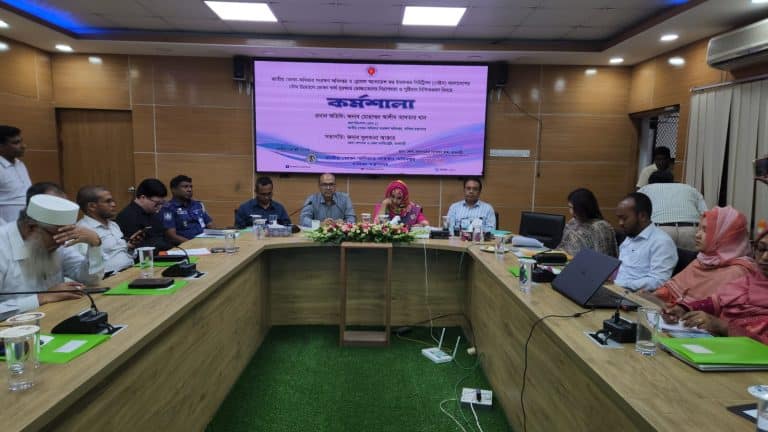 ভোক্তা অধিকার সংরক্ষণ অধিদপ্তরের কার্যক্রম ও গবেষণাগার বিভাগের পরিচালক (উপসচিব) ফকির মুহাম্মদ মুনাওয়ার হোসেন বলেছেন, খোলা