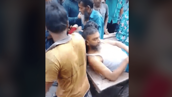 রাজবাড়ীর বালিয়াকান্দি উপজেলার নবাবপুর ইউনিয়নের দক্ষিণবাড়ি গ্রামে ফাঁকা রাস্তায় বেপরোয়া মোটরসাইকেল দুর্ঘটনায় বাবা-মেয়ে গুরুতর আহত হয়েছেন।