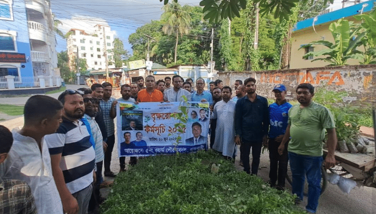 রাজবাড়ী পৌর সভার ৫ নম্বর ওয়ার্ড যুবদলের উদ্যোগে মাসব্যাপী বৃক্ষরোপণ কর্মসূচির গ্রহন করা হয়েছে। শুক্রবার (২৭ জুন) বিকেলে এ কর্মসূচির আনুষ্ঠানিক উদ্বোধন করা হয়।