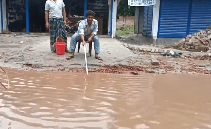 রাজবাড়ী শহরের গুরুত্বপূর্ন হাসপাতাল সড়কে বৃষ্টির পানিতে হাটু পরিমান পানি জমে রয়েছে। আর এ পানিতে যাতায়াতে দূর্ভোগের শিকার হচ্ছেন পথচারী ও যাত্রীরা । বৃষ্টির পানিতে বঁড়শি দিয়ে পারভেজ খান নামে এক ঔষদ ব্যাবসায়ীকে মাছ শিকার করতে দেখা