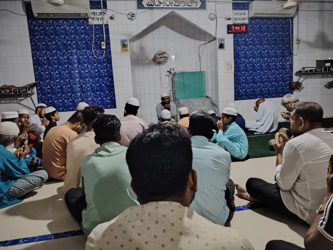 আজ শুক্রবার, বাদ মাগরিব, উত্তরা মাইলস্টোন স্কুল অ্যান্ড কলেজ প্রাঙ্গণে অনুষ্ঠিত এই মাহফিলে সংগঠনের সভাপতি সাগর বিশ্বাস, সাধারণ সম্পাদক আশরাফুল ইসলাম মিথুন সহ সংগঠনের সকল নেতৃবৃন্দ ও সদস্যবৃন্দ উপস্থিত ছিলেন। উপস্থিত ছিলেন এলাকার ওলামায়ে কেরাম ও স্থানীয় মাদ্রাসার শিক্ষার্থীরাও।