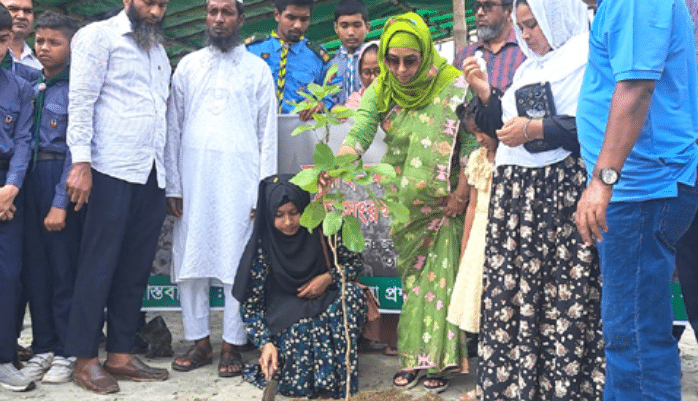 জুলাই-আগস্ট গণঅভ্যুত্থানের শহীদদের স্মৃতি অম্লান রাখতে রাজবাড়ীতেও পালিত হয়েছে ‘এক শহীদ, এক বৃক্ষ’ কর্মসূচি।