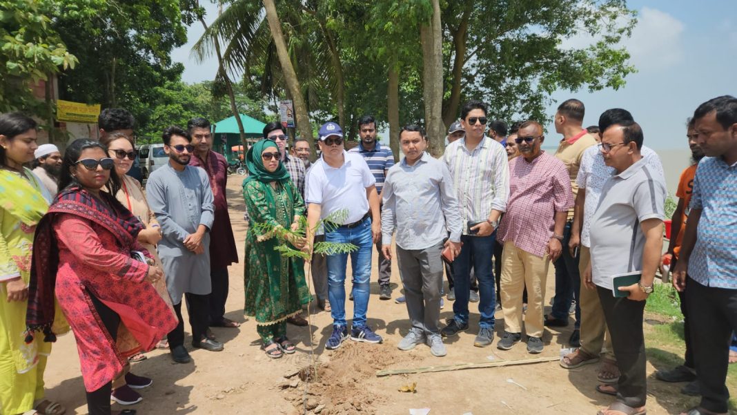 রাজবাড়ীতে পদ্মানদী তীরবর্তী গোদারবাজার পদ্মাপুলকে সৌন্দর্য্যবর্ধন ও প্রাকৃতিক ভারসাম্যে রক্ষায় বৃক্ষরোপণ করেছেন জেলা প্রসাসক সুলতানা আক্তার। শনিবার (১২ই জুলাই) সকাল ১০ টায় জেলা প্রশাসনের উদ্যোগে গোদারবাজার পদ্মা নদীর পারে এই বৃক্ষরোপণ করা হয়।