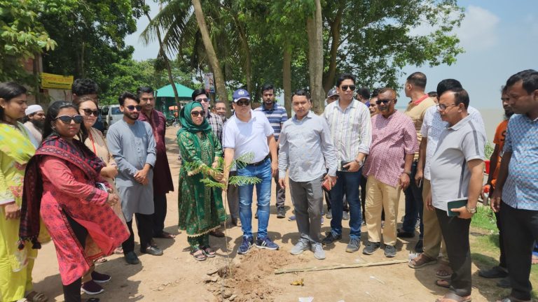 রাজবাড়ীতে পদ্মানদী তীরবর্তী গোদারবাজার পদ্মাপুলকে সৌন্দর্য্যবর্ধন ও প্রাকৃতিক ভারসাম্যে রক্ষায় বৃক্ষরোপণ করেছেন জেলা প্রসাসক সুলতানা আক্তার। শনিবার (১২ই জুলাই) সকাল ১০ টায় জেলা প্রশাসনের উদ্যোগে গোদারবাজার পদ্মা নদীর পারে এই বৃক্ষরোপণ করা হয়।
