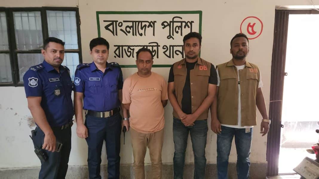 রাজবাড়ী সদর উপজেলার আলীপুর ও শহীদওহাবপুর ইউনিয়নের শতাধিক বিদ্যুৎ গ্রাহকের কাছ থেকে প্রায় এক কোটি টাকা আত্মসাতের অভিযোগে দায়ের করা মামলায় রেজাউল ইসলাম মুক্তারকে গাজীপুর থেকে গ্রেপ্তার করেছে পুলিশ। রেজাউল ইসলাম মুক্তার সদর উপজেলার চরনারায়ণপুর গ্রামের মৃত সেলিম রেজার ছেলে।