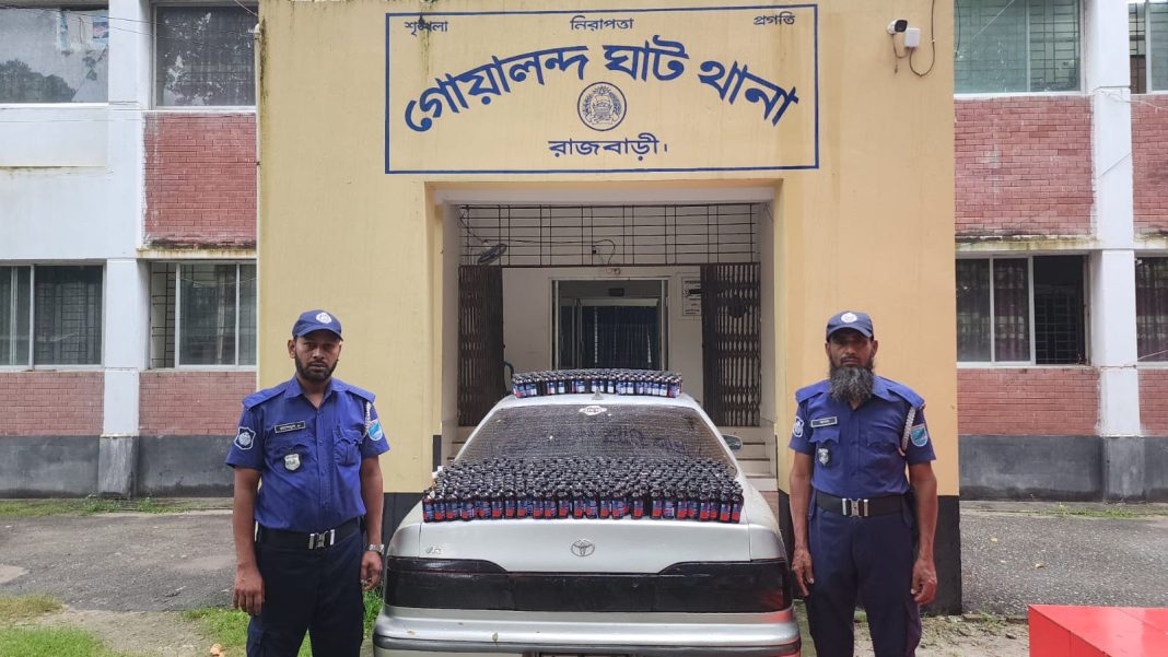 রাজবাড়ীর গোয়ালন্দঘাট থানা পুলিশের অভিযানে ৫৪০ বোতল ফেন্সিডিল উদ্ধার সহ সিলভার কালারের একটি প্রাইভেটকার জব্দ করা হয়েছে।