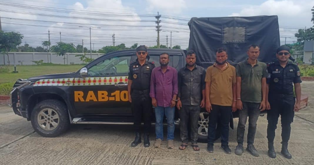 ফরিদপুরের নগরকান্দায় ভুয়া র‍্যাব পরিচয়ে ডাকাতি ও অপহরণের ঘটনায় পাঁচজনকে গ্রেপ্তার করেছে র‍্যাব-১০। এ সময় উদ্ধার করা হয়েছে ভুয়া র‍্যাবের পোশাক, ওয়াকি-টকি, অস্ত্র