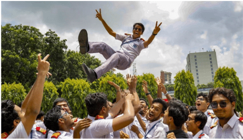 প্রকাশিত ফলাফল অনুযায়ী, চলতি বছর এসএসসি ও সমমান পরীক্ষায় পাসের হার ৬৮ দশমিক ৪৫ শতাংশ। যেখানে গত বছর পাসের হার ছিল ৮৩ দশমিক ০৪ শতাংশ।